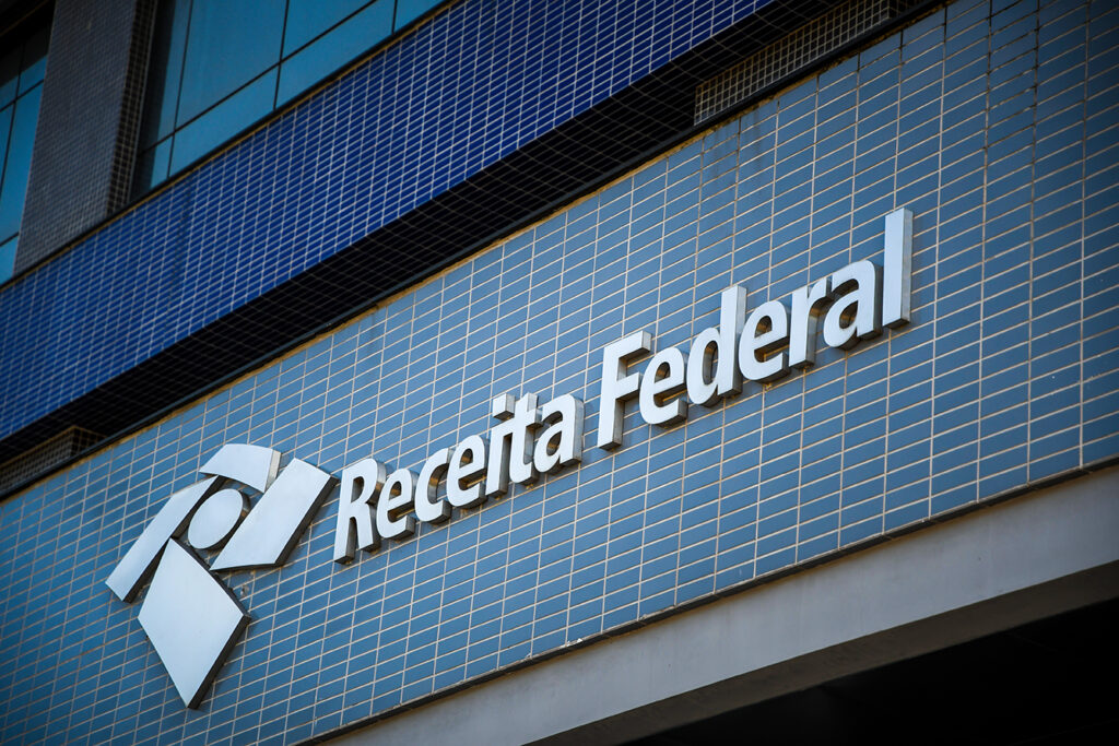 Instrução Normativa 1234/2012 representada por documentos fiscais e cálculos de retenção de tributos na fonte em pagamentos a pessoas jurídicas.