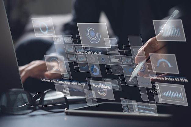 Profissional analisando dados financeiros em interface digital, representando a CSLL e a Reforma Tributária e seus impactos na análise fiscal